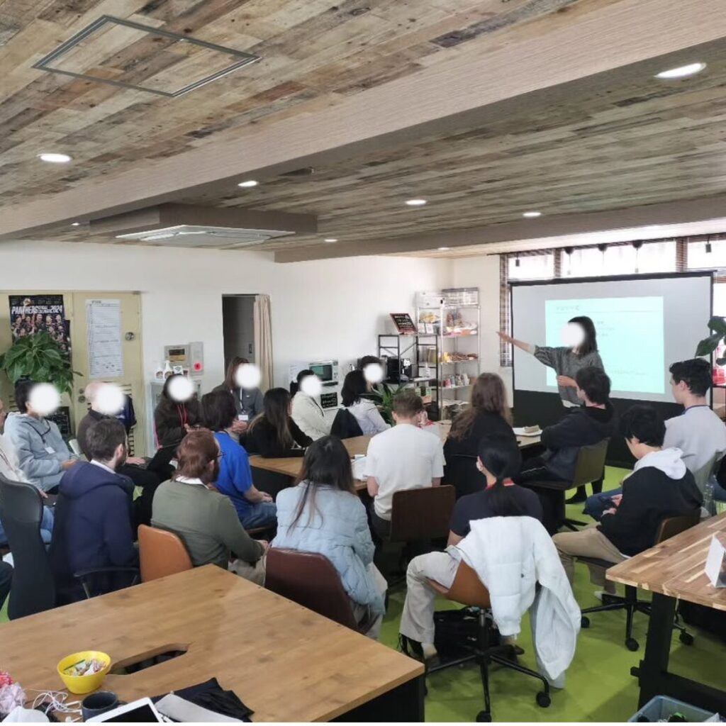 HOOP！の近くの関西外国語大学の教師と留学生によるイベントの様子