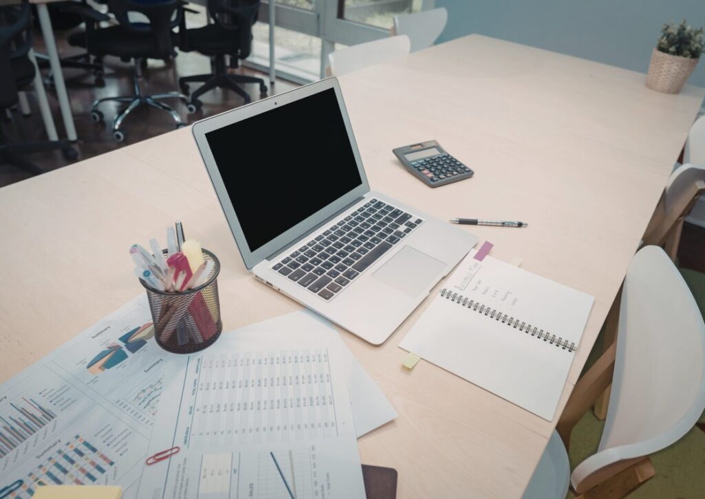 デスクワークやリモート会議の写真